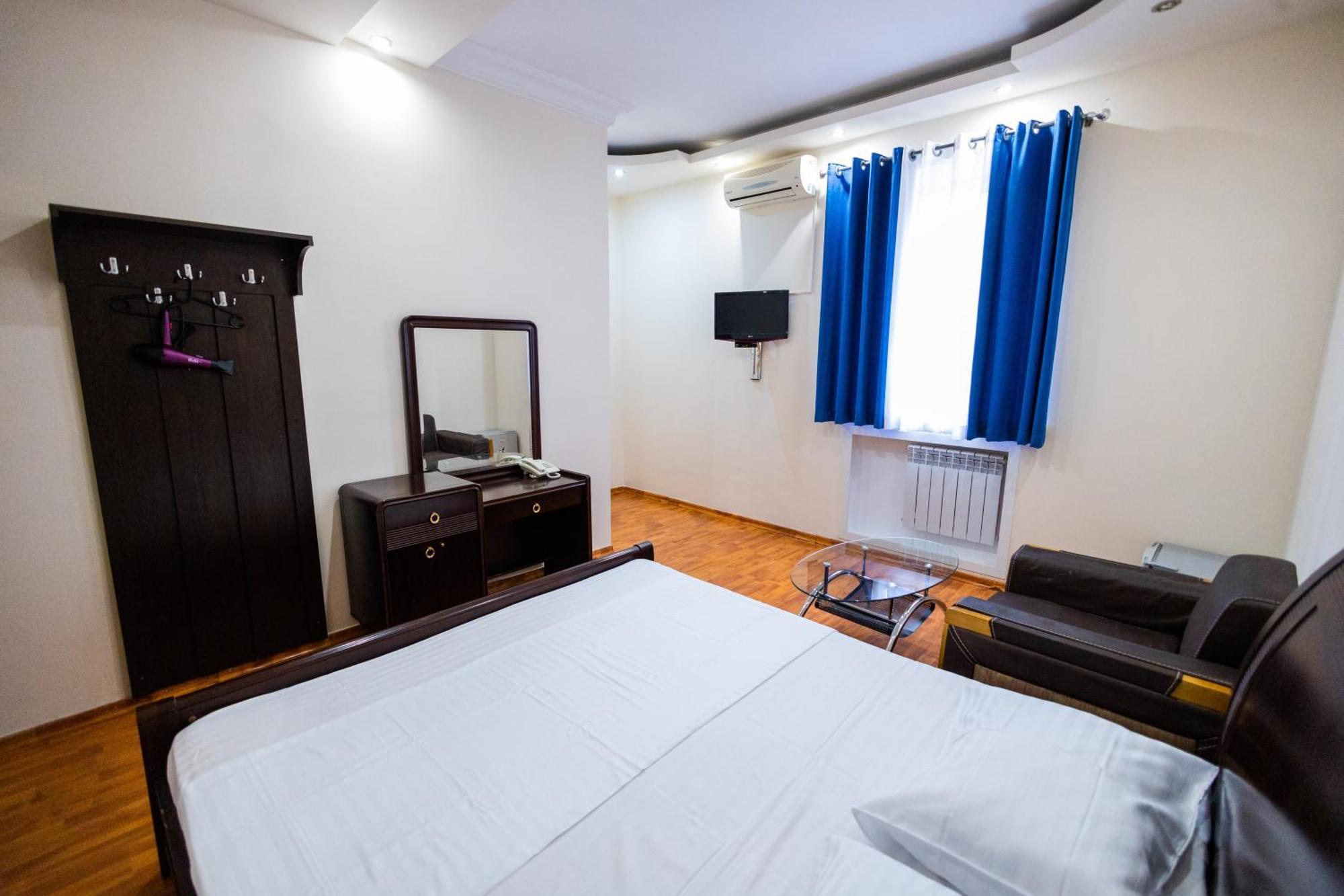 Yan Hotel Jerevan Exteriör bild