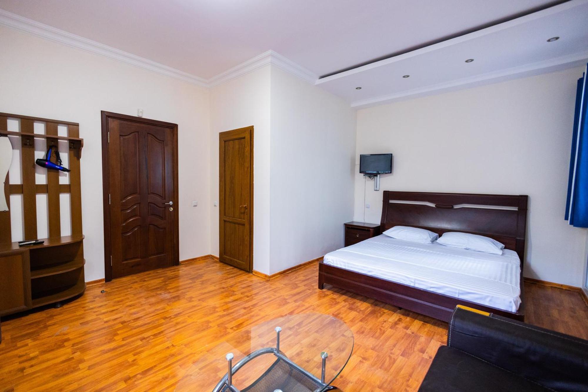 Yan Hotel Jerevan Exteriör bild