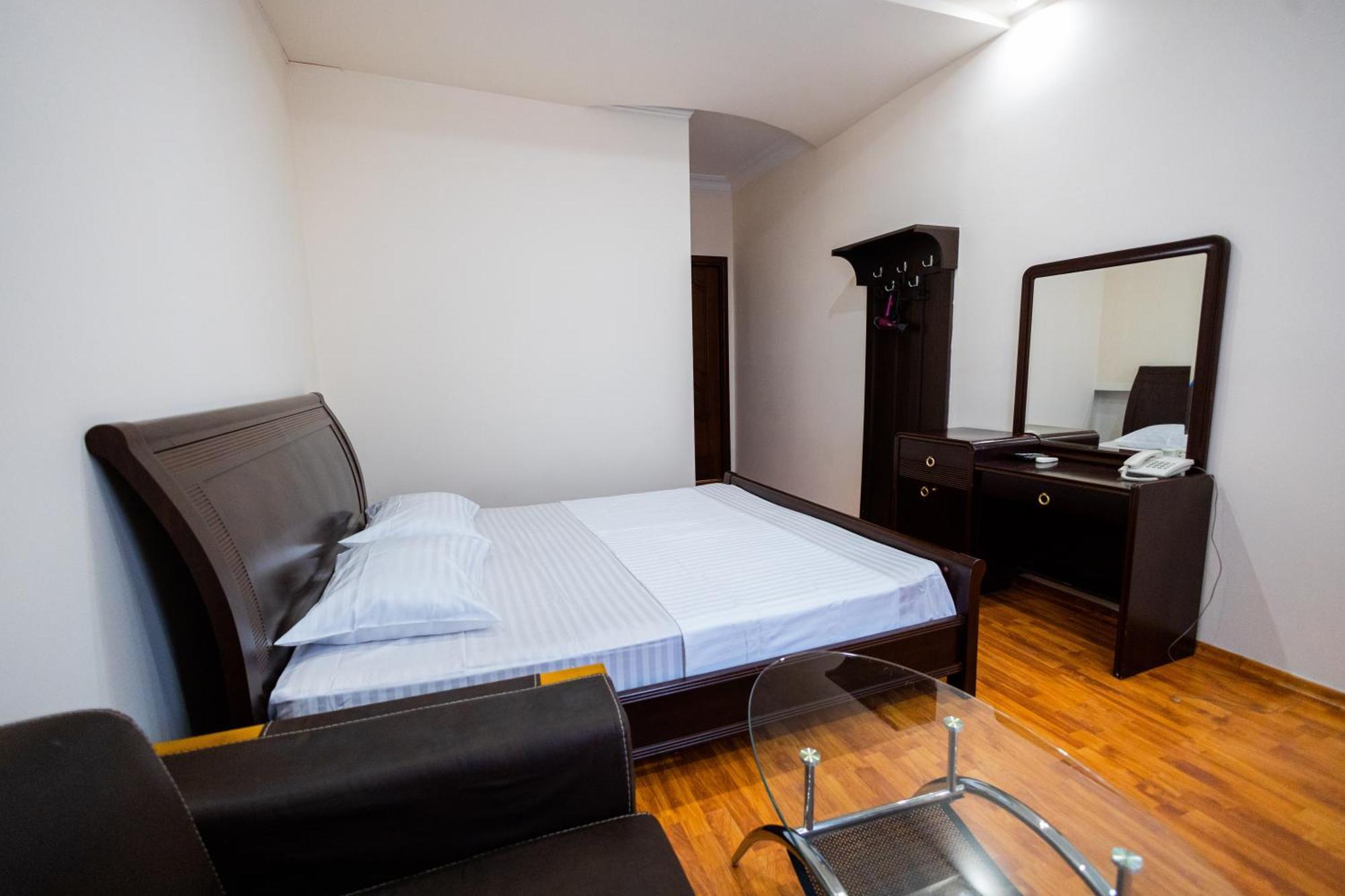 Yan Hotel Jerevan Exteriör bild