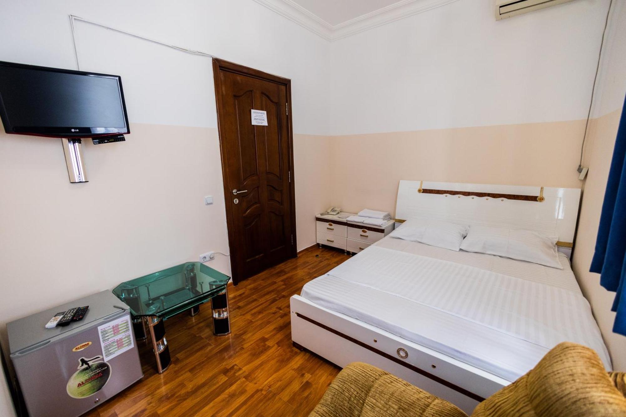 Yan Hotel Jerevan Exteriör bild