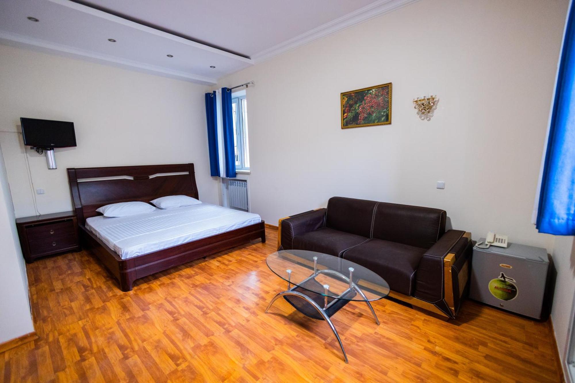 Yan Hotel Jerevan Exteriör bild